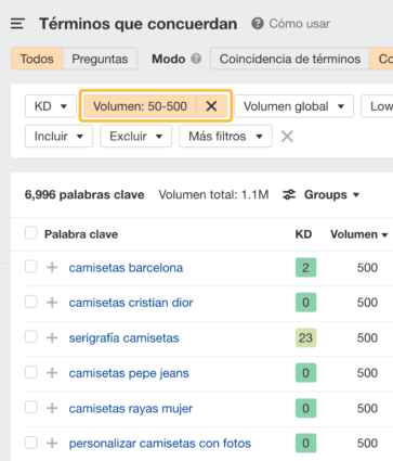 Filtrando palabras clave de bajo volumen en el Keywords Explorer de Ahrefs.