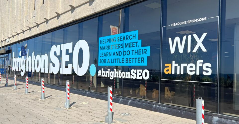 Ahrefs patrocina BrightonSEO en el Reino Unido.