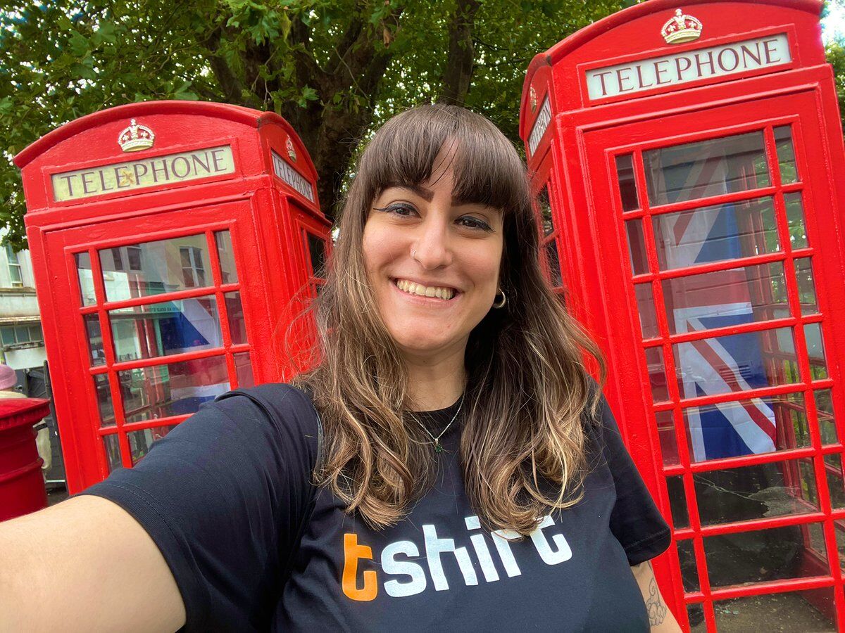 Sara Fernández con una camiseta de Ahrefs.