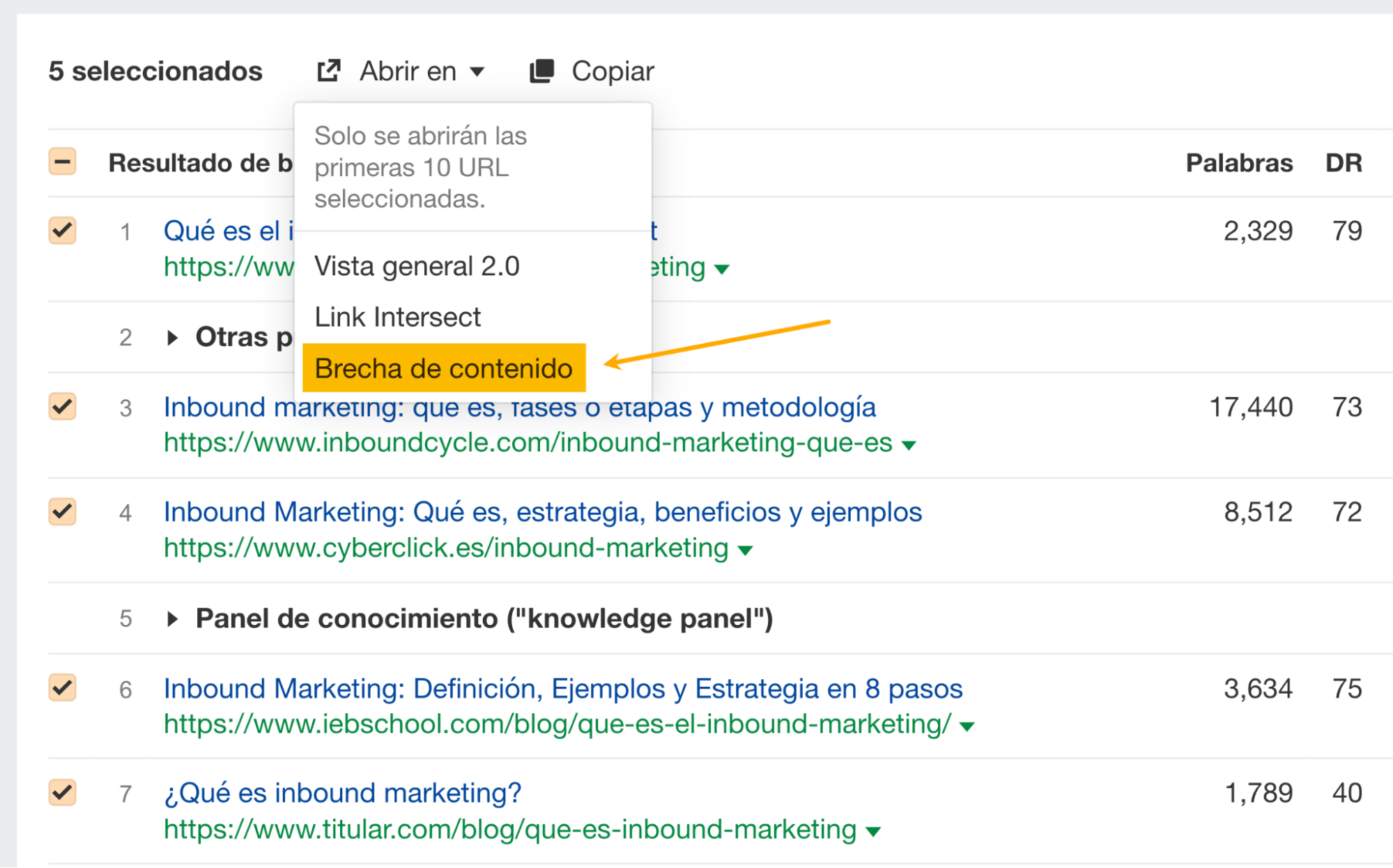 Usando la función "Abrir en la brecha de contenido" para encontrar subtemas relevantes, a través del Keywords Explorer de Ahrefs.