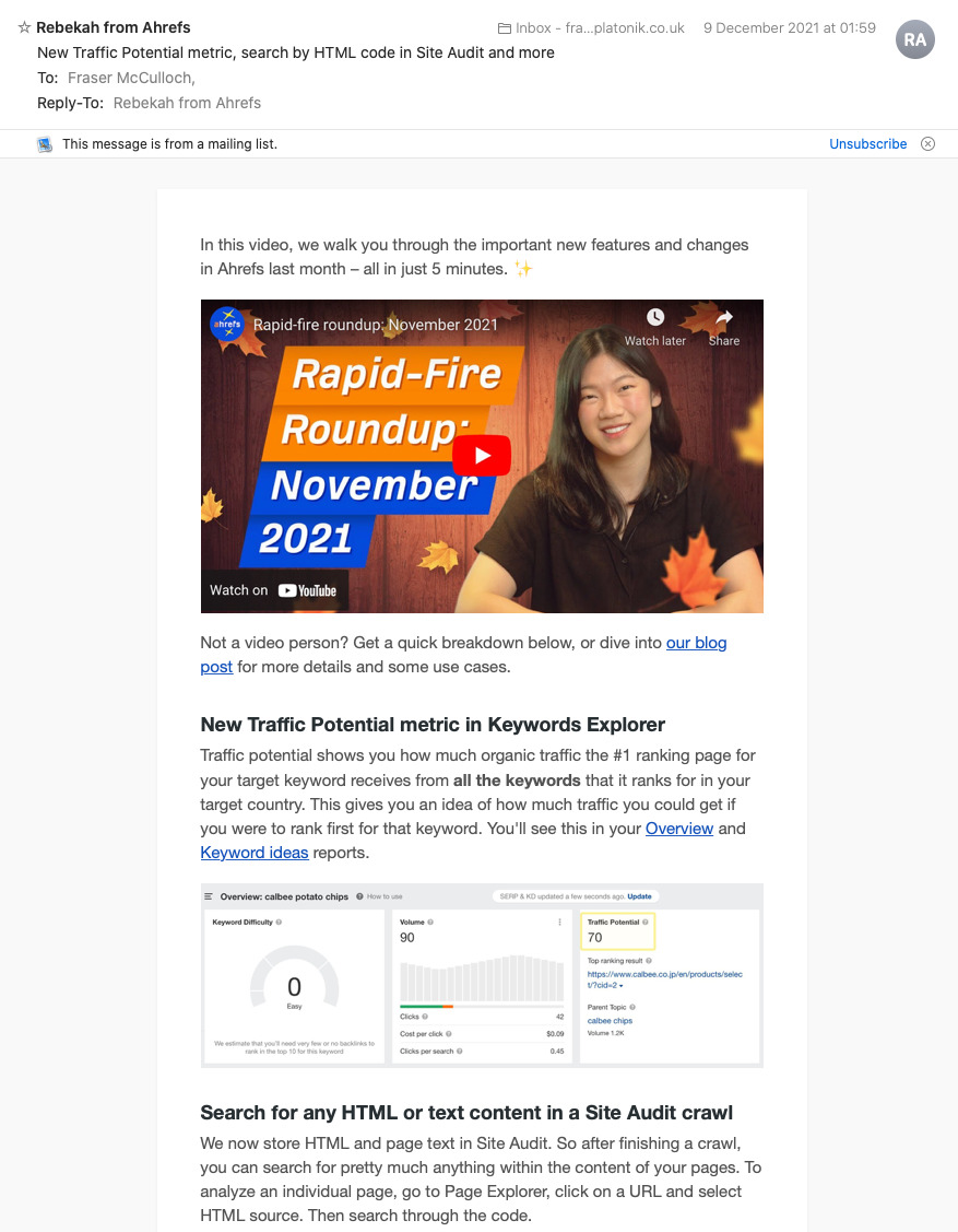 Newsletter semanal de Ahrefs: Vídeo 'Rapid fire roundup' en la parte superior, y en la parte inferior, una métrica nueva sobre el Potencial de tráfico y rastreos del Site Audit.