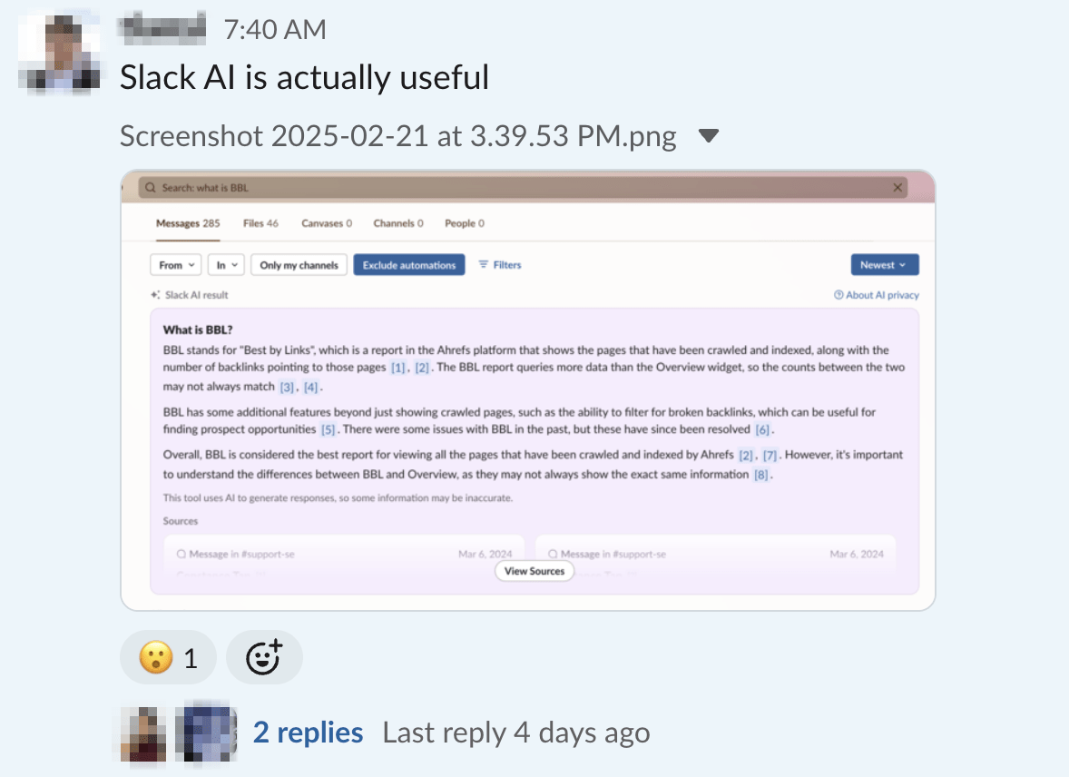 Un mensaje de Slack de un empleado de Ahrefs que muestra una captura de pantalla de Slack AI respondiendo a la consulta "¿Qué es BBL?", explicando que BBL significa "Best by Links" en la plataforma de Ahrefs, con información detallada sobre sus características y capacidades. El mensaje se titula "Slack AI es realmente útil" y ha recibido una reacción de emoji y 2 respuestas.