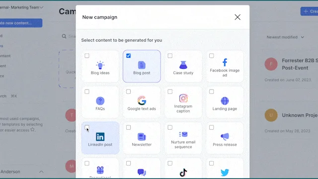 Un gif de la herramienta de creación de contenidos Jasper.AI que muestra al usuario seleccionando diferentes tipos de contenido y haciendo clic en la herramienta de magia instantánea para generar una nueva campaña. Los tipos de contenido incluyen publicaciones en blogs, publicaciones en LinkedIn y secuencias de correos electrónicos promocionales.