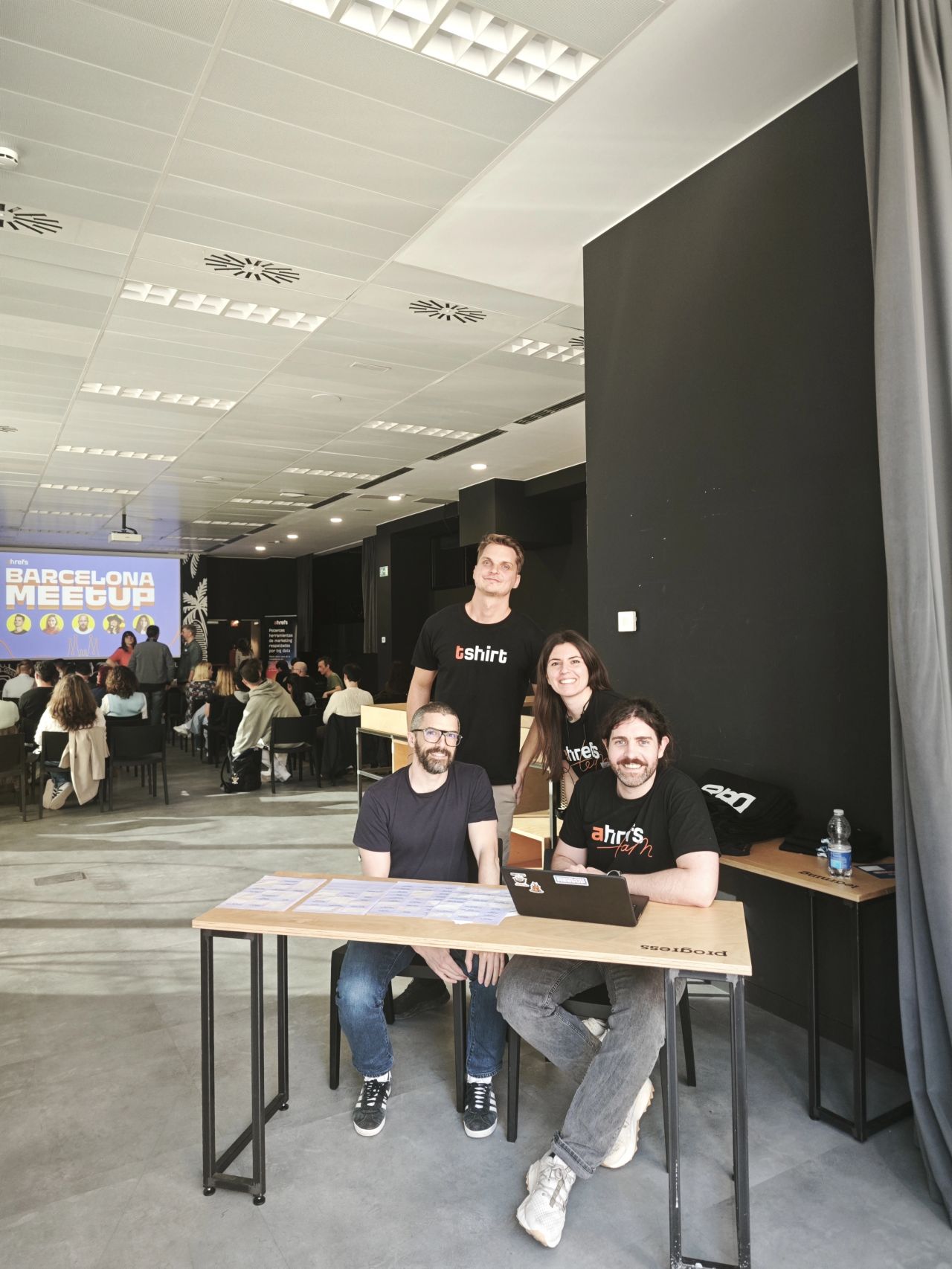 Foto del equipo de Ahrefs en el primer meetup en Barcelona.
