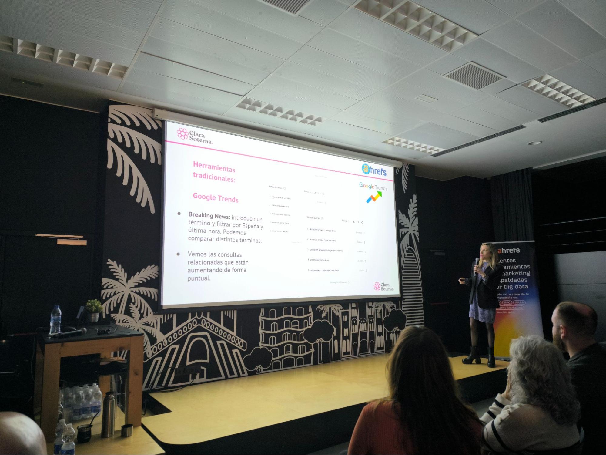 Clara Soteras mostrando algunos consejos de SEO para Medios.