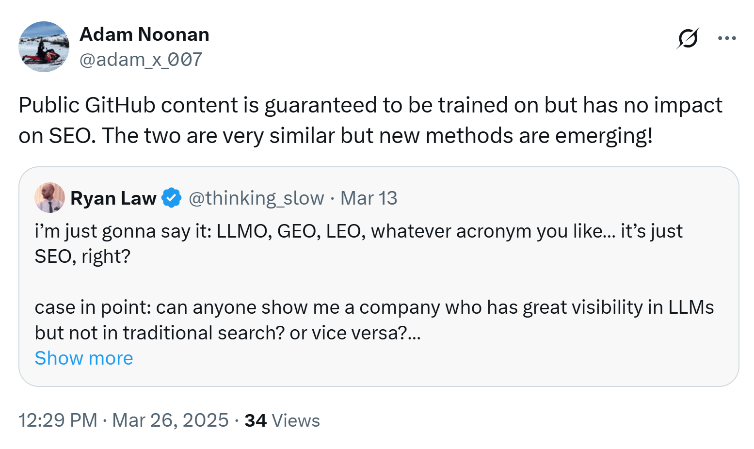 Captura de pantalla de un tuit de Adam Noonan respondiendo a Ryan Law, indicando que el contenido público de GitHub se usa para entrenamiento de LLM pero no afecta al SEO.