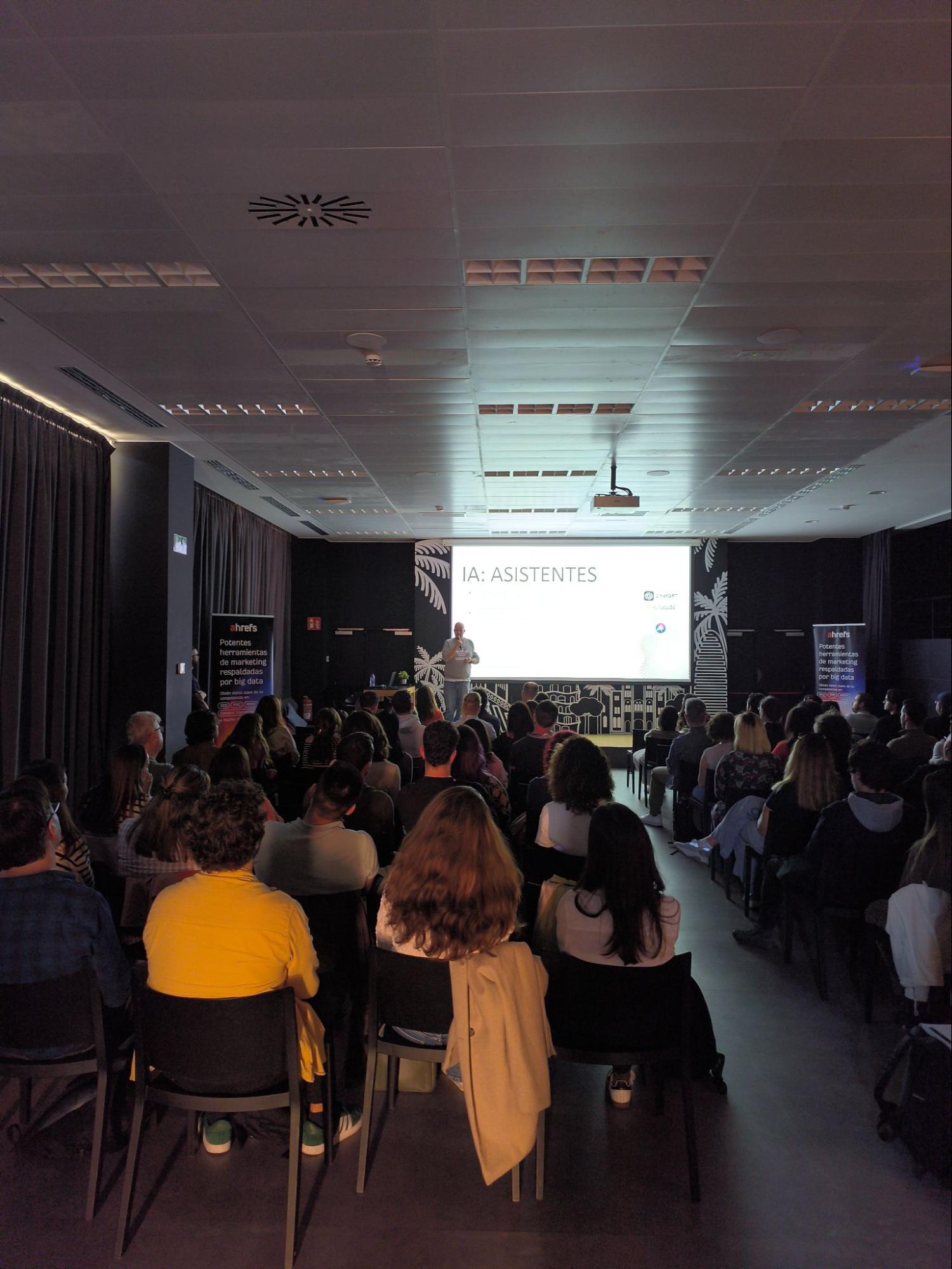 Daniel Peris, mostrando cómo usar la IA para Negocios Online.