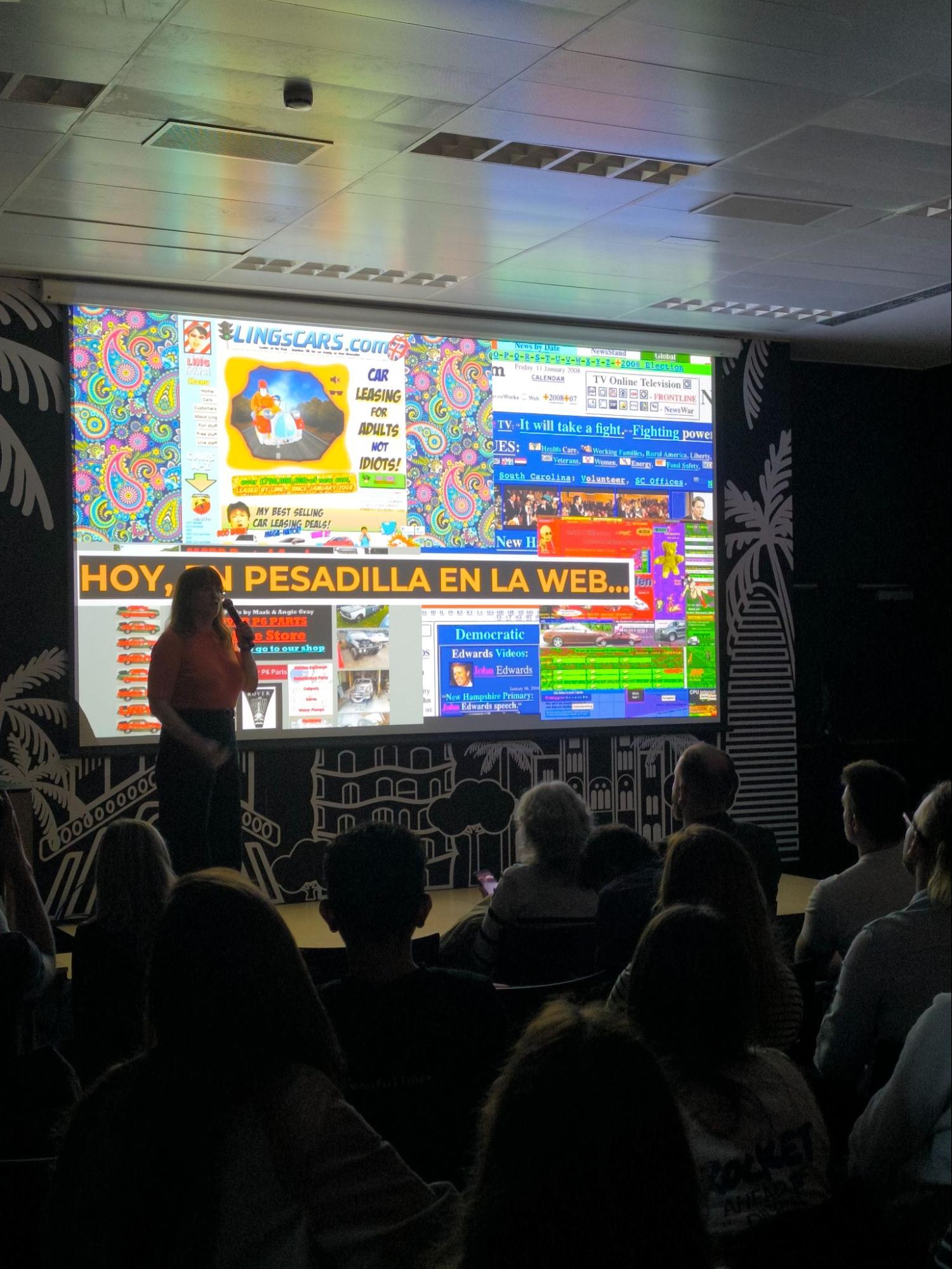 Sara Fernández Carmona en Ahrefs Barcelona Meetup hablando de SXO: Optimización de la experiencia de búsqueda.