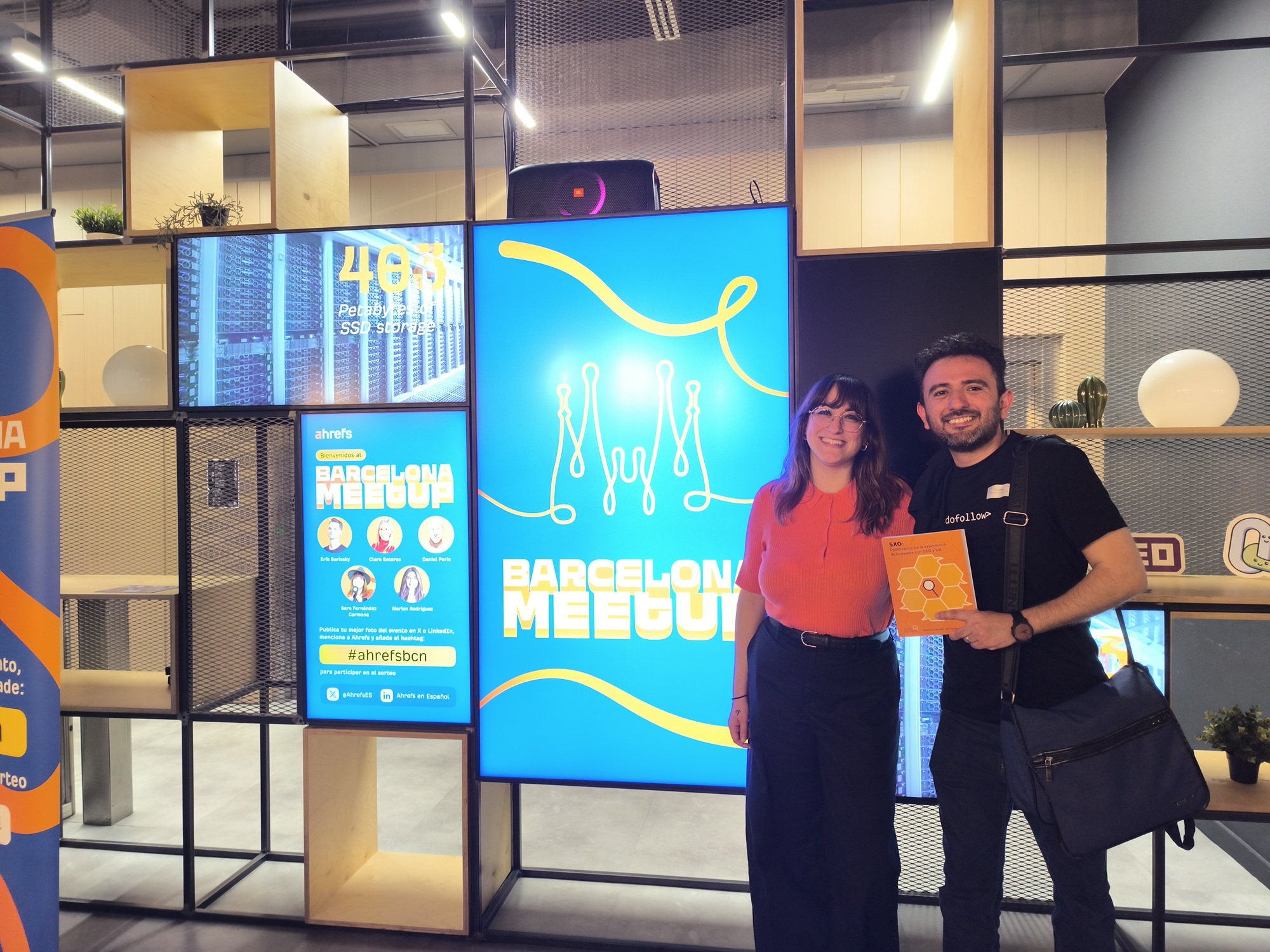 Sara con el ganador del sorteo de su libro sobre SXO en el meetup de Ahrefs en Barcelona.