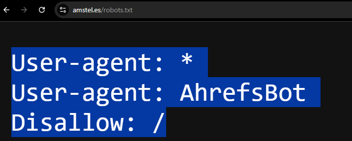 Una captura de pantalla del contenido del archivo robots.txt para amstel.es, mostrado en un navegador web. El texto visible y resaltado en azul sobre un fondo oscuro incluye: User-agent: *, User-agent: AhrefsBot y Disallow: /. 