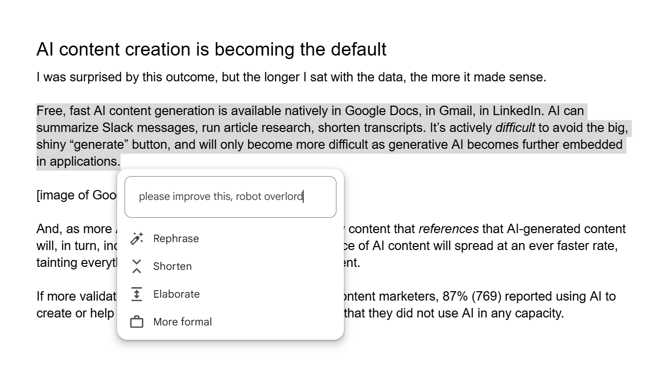 Captura de pantalla de un documento de texto con el título "AI content creation is becoming the default" (La creación de contenido con IA se está convirtiendo en el estándar), mostrando un cuadro de diálogo flotante con sugerencias de edición de IA como "Rephrase", "Shorten", "Elaborate" y "More formal", junto a un campo de texto con la frase "please improve this, robot overlord".