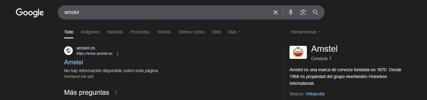 Una captura de pantalla de los resultados de búsqueda de Google para la consulta "amstel" en modo oscuro. En la parte superior, la barra de búsqueda muestra "amstel".