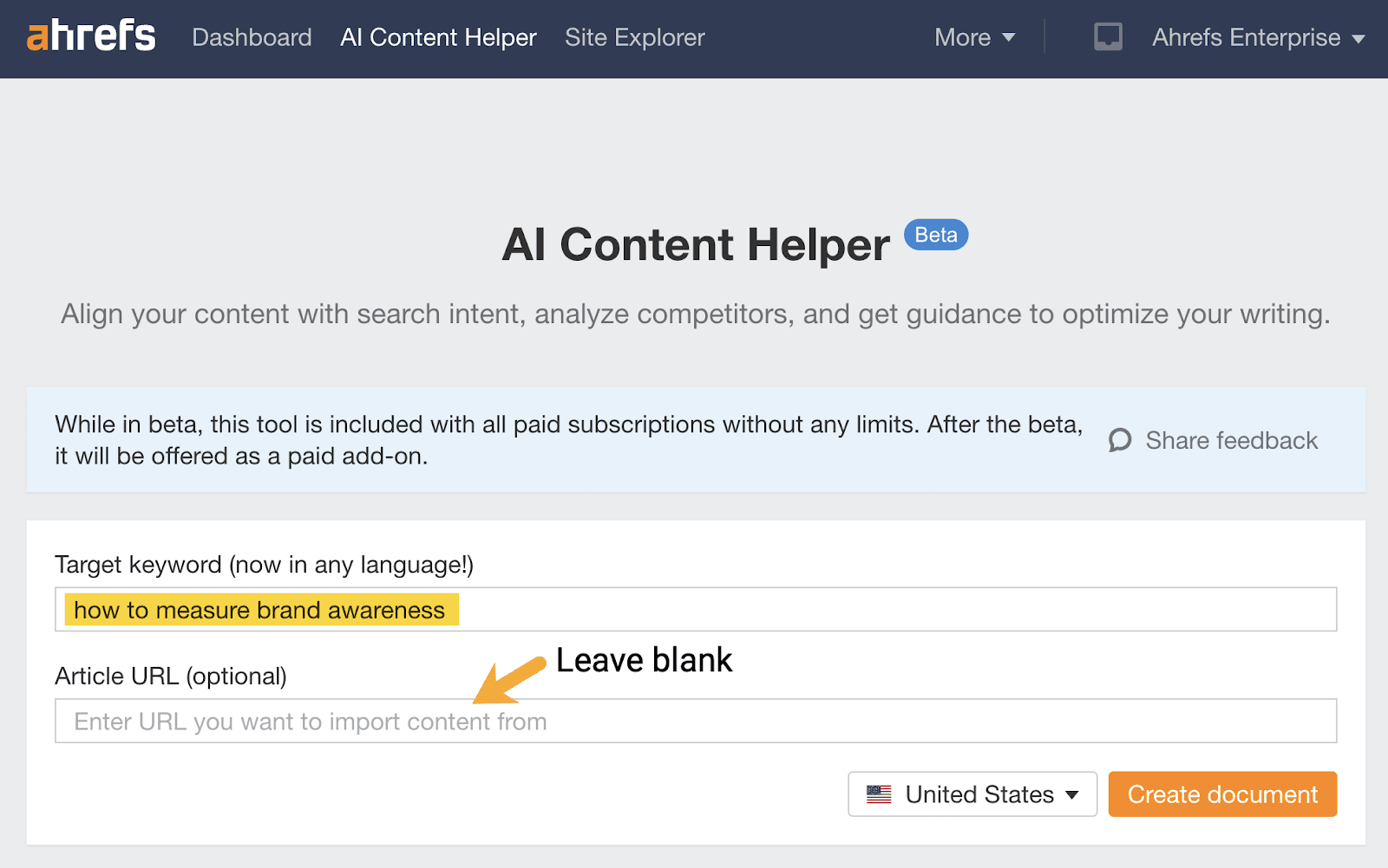 Captura de pantalla de la pantalla de inicio del AI Content Helper de Ahrefs, destacando una palabra clave objetivo de «cómo medir el reconocimiento de marca». Una flecha apunta a un campo de URL de artículo en blanco, indicando «Dejar en blanco».