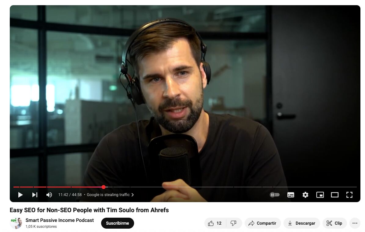 Tim Soulo de Ahrefs como invitado en un podcast