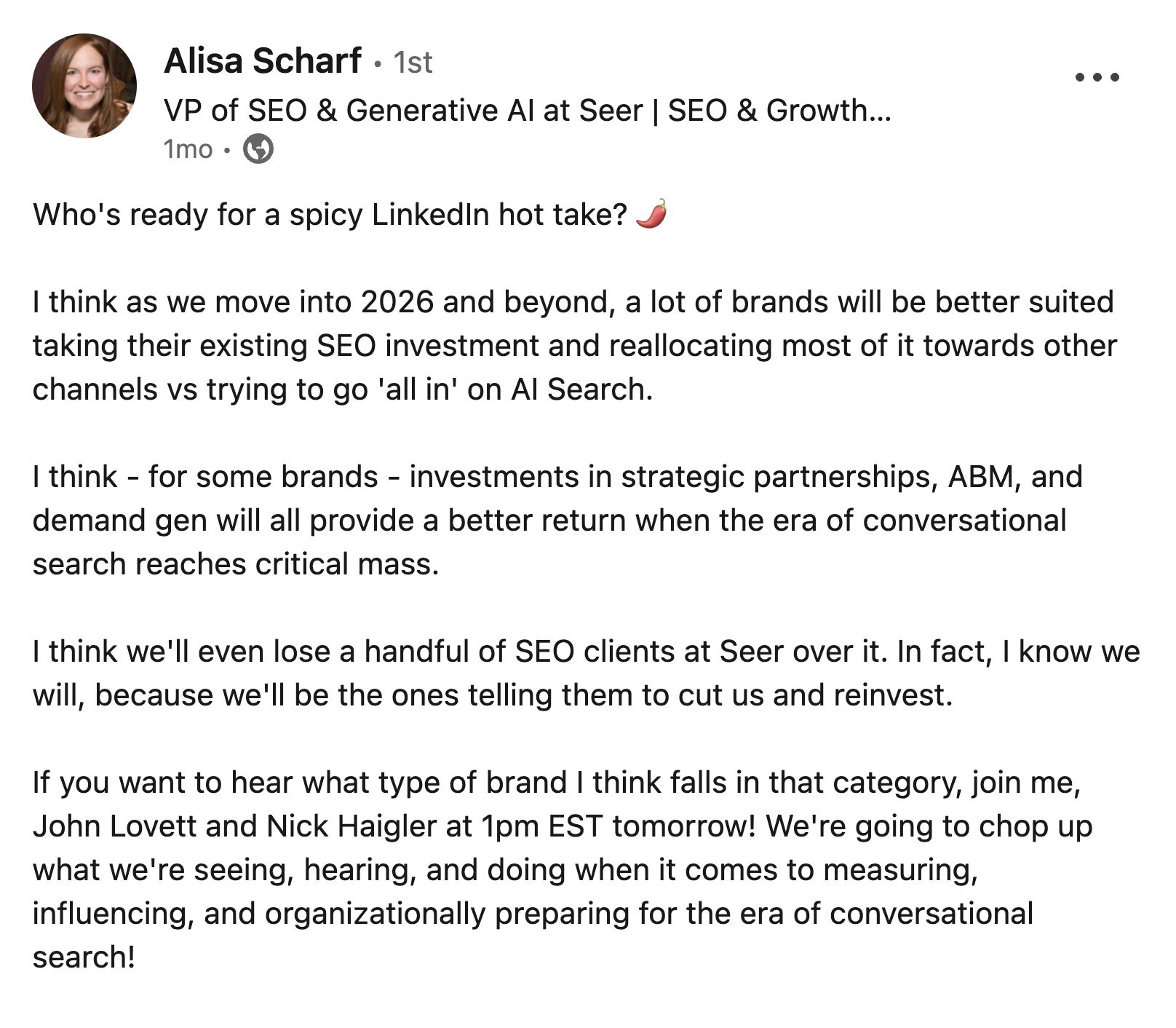 Post de LinkedIn de Alisa Scharf, VP de SEO e IA Generativa en Seer, sobre el futuro de la inversión en SEO. Sugiere que las marcas reasignarán los presupuestos de SEO a otros canales en lugar de centrarse en la búsqueda con IA, y menciona las asociaciones estratégicas y la generación de demanda como mejores inversiones para la búsqueda conversacional.