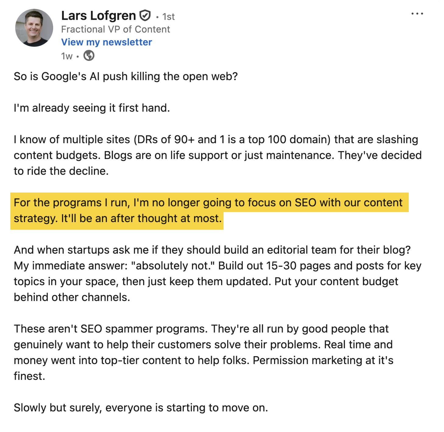 Post de LinkedIn de Lars Lofgren discutiendo el impacto de la IA de Google en la web abierta, mencionando recortes en el presupuesto de contenido en sitios de alto tráfico y su decisión de quitarle prioridad al SEO en la estrategia de contenido (resaltado en amarillo). Desaconseja crear equipos editoriales y sugiere centrarse en otros canales.