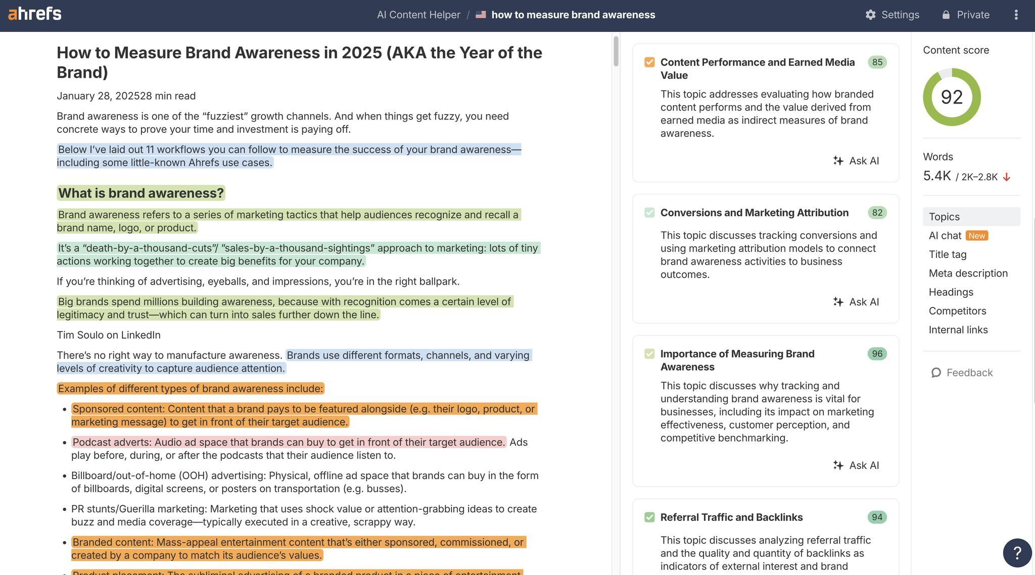 Ejemplo de la interfaz del AI Content Helper de Ahrefs que resalta diferentes temas dentro de un artículo usando colores distintos para mostrar lagunas y superposiciones de cobertura.