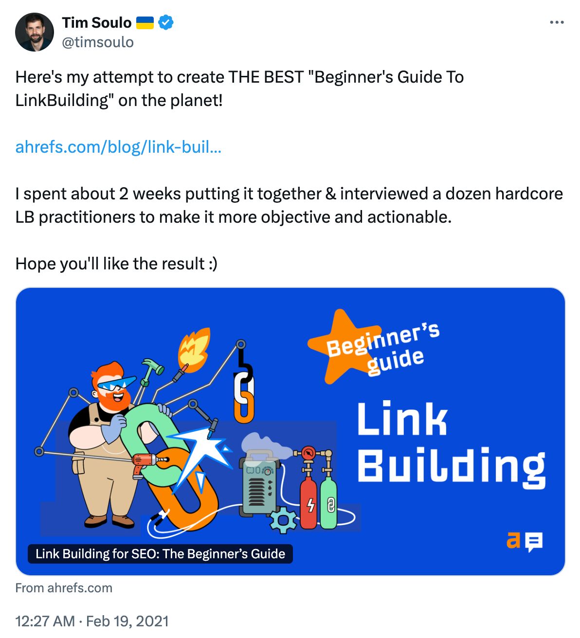 El tweet de Tim Soulo sobre cómo entrevistó a una docena de profesionales del link building para su guía.