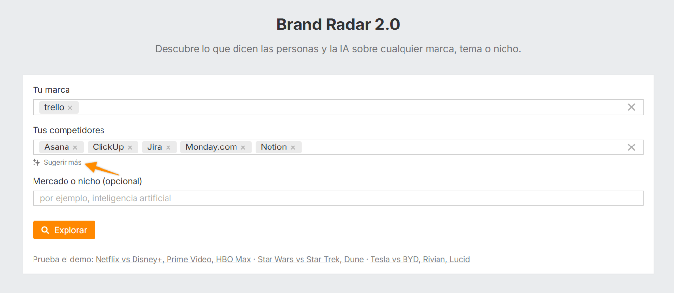 La pantalla de configuración del Brand Radar 2.0 de Ahrefs. Un usuario está introduciendo 'Trello' como su marca y añadiendo competidores como 'ClickUp' y 'Notion' para comenzar un análisis competitivo. Una flecha apunta a la función de IA 'Sugerir más'.