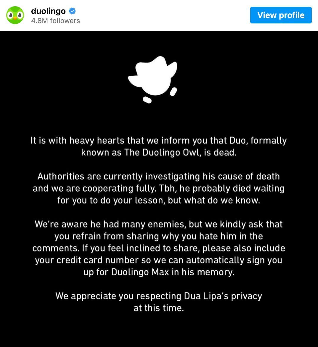 La publicación en redes sociales de Duolingo sobre la "muerte" de su mascota, y el gráfico inferior muestra un pico masivo correspondiente en las búsquedas de Google para "duolingo".
