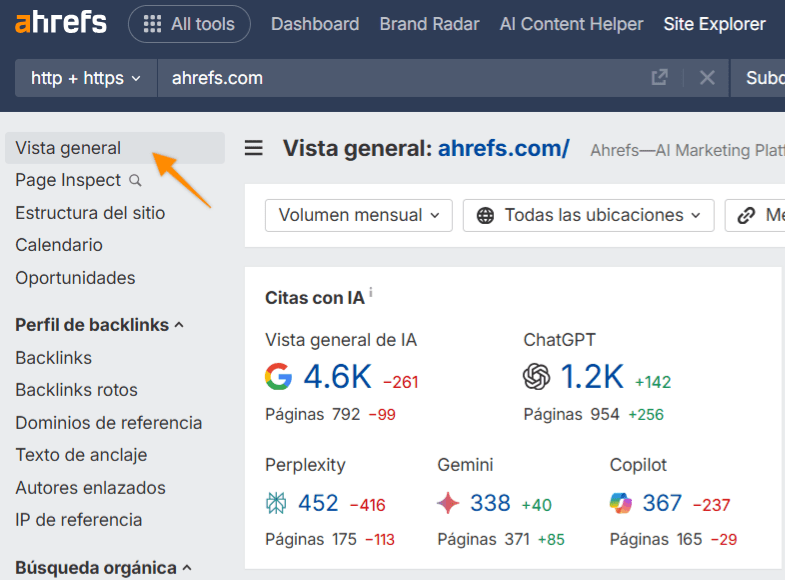 Una composición de dos capturas de pantalla. La superior muestra el resumen del Site Explorer de Ahrefs con una flecha apuntando al módulo de 'Citas de IA'. La inferior muestra el informe de 'Respuestas de IA' con enlaces a Ahrefs resaltados, revelando el contexto de las citas. 