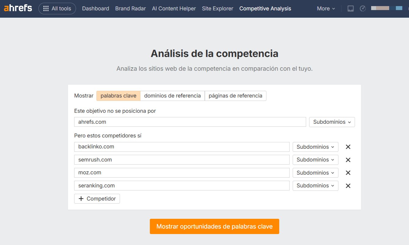 Captura de pantalla de la página de configuración del Análisis Competitivo de Ahrefs. Muestra opciones para analizar los sitios web de los competidores en comparación con el tuyo, con pestañas para "palabras clave", "dominios de referencia" y "páginas de referencia". Contiene campos de entrada para el sitio web objetivo (ahrefs.com) y los sitios web de los competidores (backlinko.com, semrush.com, moz.com, seranking.com) con un botón naranja "Mostrar oportunidades de palabras clave" en la parte inferior.