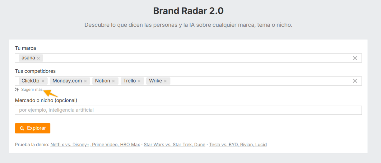 La pantalla de configuración de Brand Radar de Ahrefs 2.0. Muestra campos de entrada para "Tu marca" y "Tus competidores", con una flecha que apunta a la función "Sugerir más" para ayudar a identificar a los competidores.