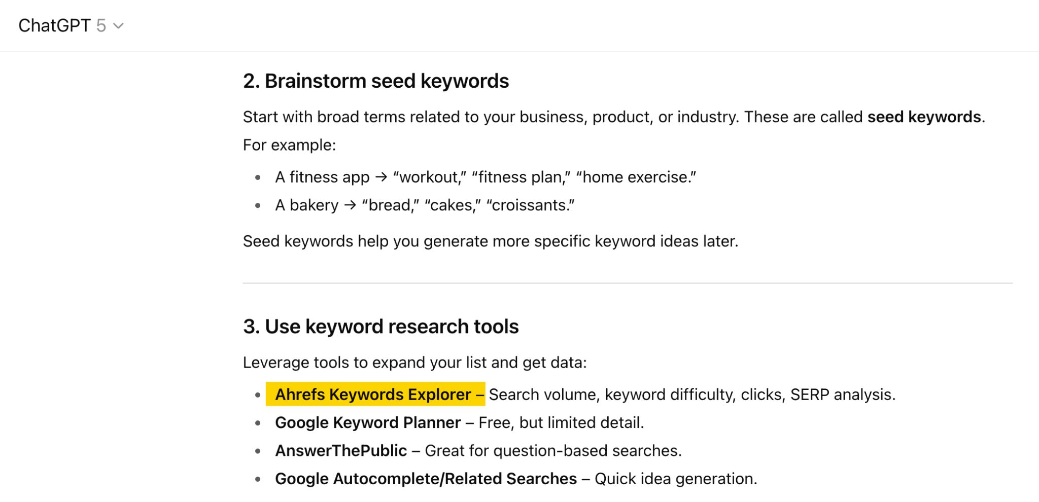 Una captura de pantalla de una respuesta de ChatGPT 5 explicando cómo usar herramientas de keyword research. Una viñeta que dice "Ahrefs Keywords Explorer" está resaltada en amarillo para mostrar una mención de marca dentro de una respuesta de la IA.