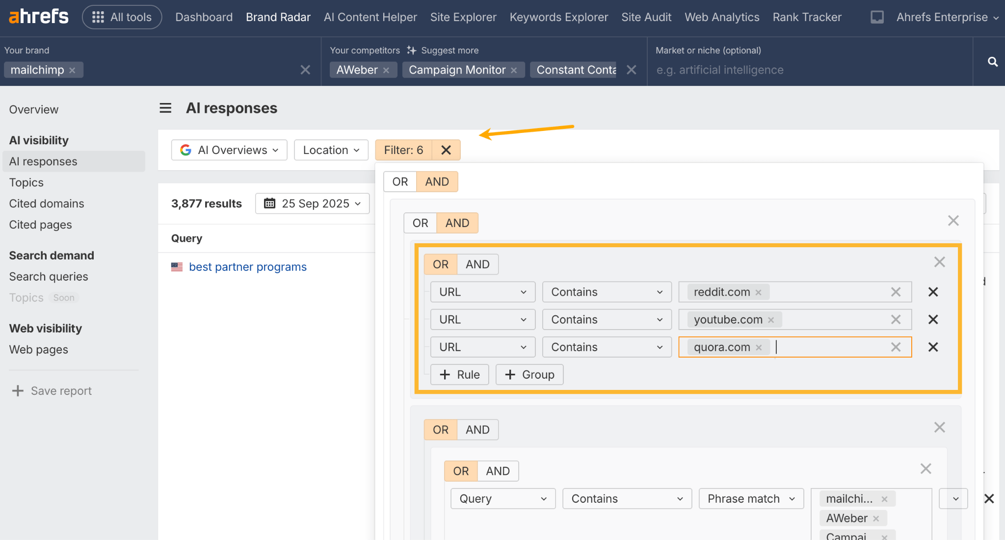 Una captura de pantalla que muestra cómo configurar filtros avanzados en Brand Radar de Ahrefs para encontrar menciones de competidores específicamente en YouTube, Reddit y Quora.