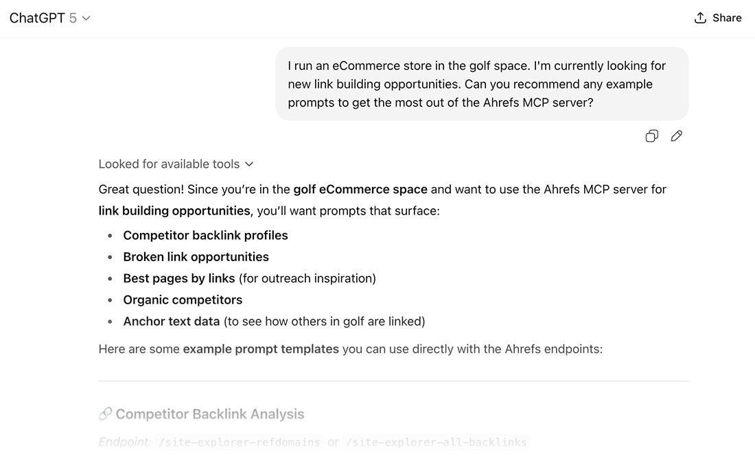 Interfaz de chat de IA sugiriendo ideas de prompts para marketing.