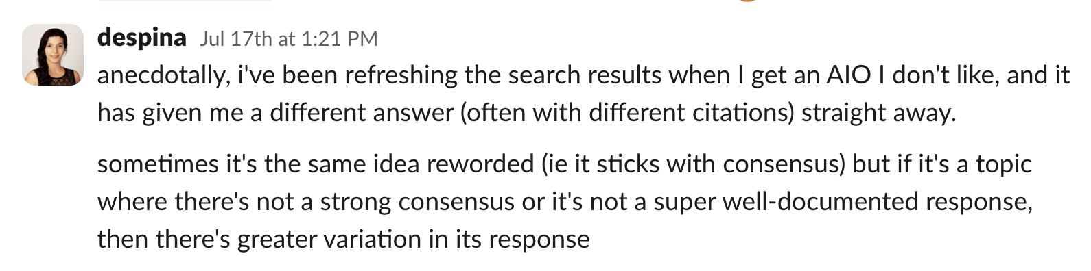 Mensaje de Slack de Despina con fecha del 17 de julio a las 13:21 explicando que al actualizar los resultados de búsqueda cuando se obtiene una AI Overview no deseada se producen respuestas diferentes con citas distintas, y señala que se produce más variación en temas sin un consenso sólido o respuestas bien documentadas.