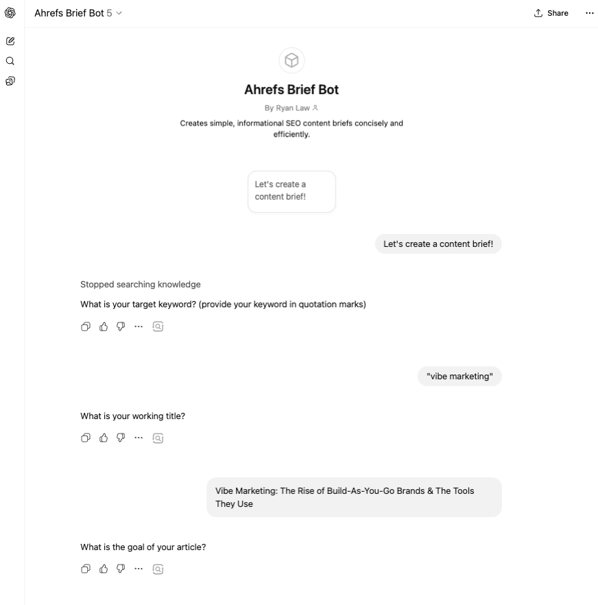 Interfaz de chat que muestra la conversación con el Ahrefs Brief Bot, pidiendo la palabra clave objetivo, el título provisional y el objetivo del artículo para la creación de contenido SEO.