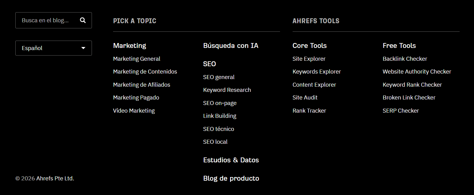 Menú de pie de página del blog de Ahrefs con enlaces a categorías de posts y herramientas populares.