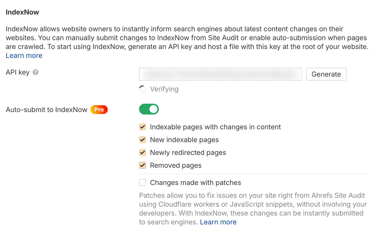 Panel de ajustes de IndexNow: campo de clave API y opción de envío automático activada para páginas indexables, nuevas, redireccionadas y eliminadas.