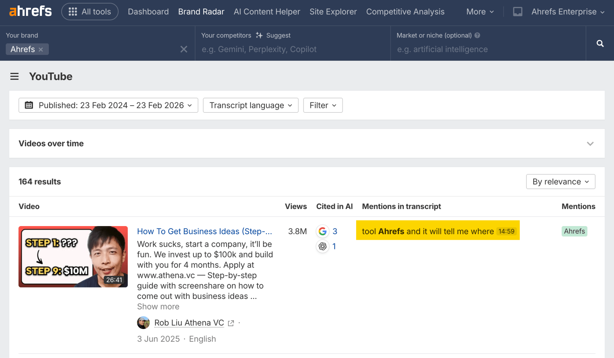 Captura de pantalla detallada del informe de YouTube en Brand Radar, mostrando las menciones de marca dentro de las transcripciones de vídeo con marcas de tiempo.