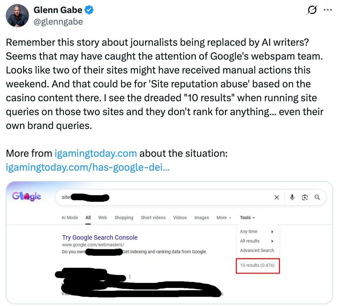 Un tweet de Glenn Gabe describe dos sitios que reciben acciones manuales de Google por "abuso de reputación del sitio", mostrando una captura de pantalla de los resultados de búsqueda de Google para uno de los sitios afectados.