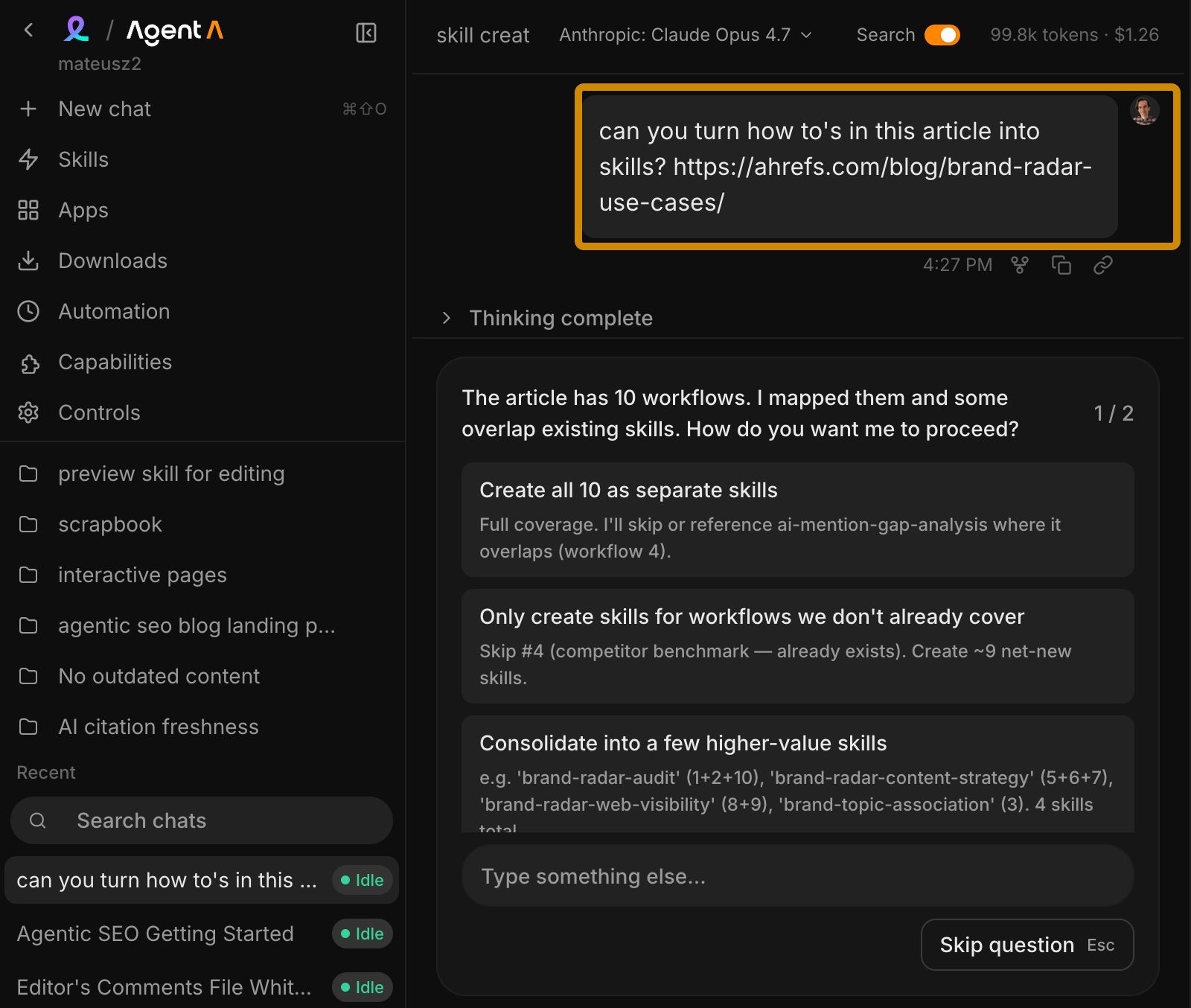 Interfaz de Agent A que muestra una barra lateral de chat activa y un panel conversacional. El usuario pide transformar flujos de trabajo de tutoriales desde una URL específica en habilidades de la plataforma, y el agente procesa la solicitud ofreciendo rutas de creación o consolidación de prompts separadas.