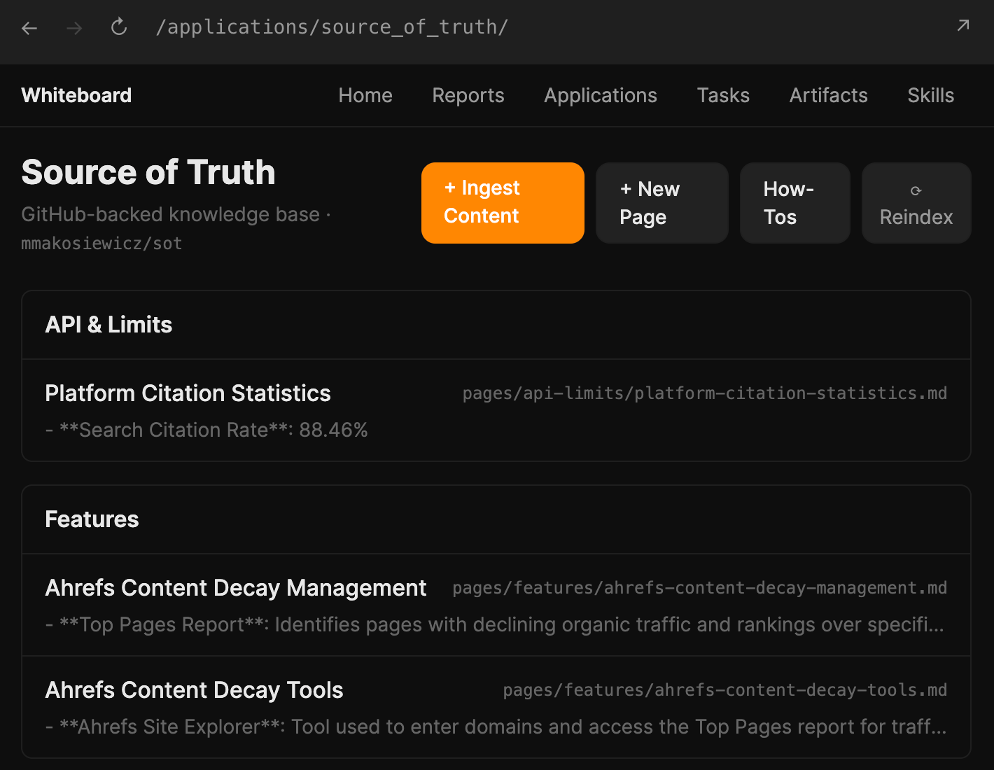 Un panel de espacio de trabajo de "Única fuente de verdad" vinculado a un repositorio backend de base de conocimientos en GitHub, que muestra widgets operativos de gestión de datos para métricas de citación de plataformas y gestión del content decay. Pantalla de Agent A.