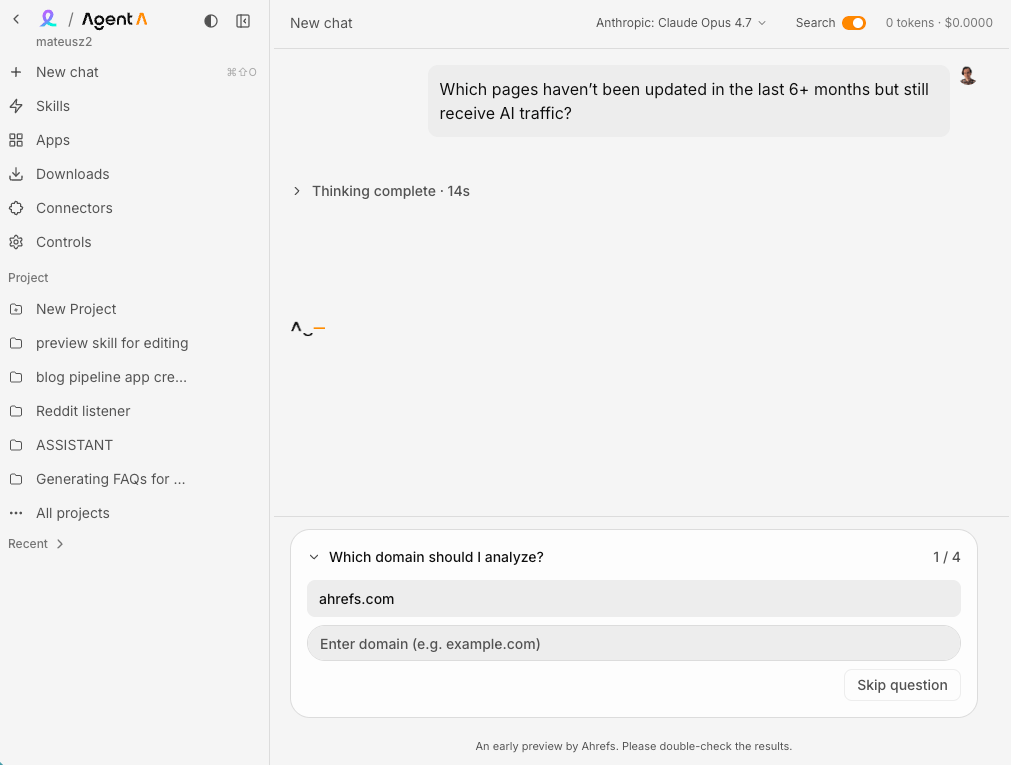 Una captura de pantalla de la interfaz del asistente de IA "Agent A" de Ahrefs. Un usuario ha introducido el prompt: "¿Qué páginas no se han actualizado en los últimos 6+ meses pero aún reciben tráfico de IA?" y el agente está procesando la solicitud para el dominio ahrefs.com.