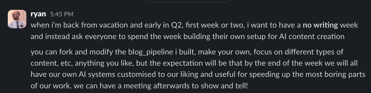 Un mensaje de Slack de Ryan a las 17:45 sobre una «semana sin escritura» en el segundo trimestre para construir configuraciones de creación de contenido con IA.