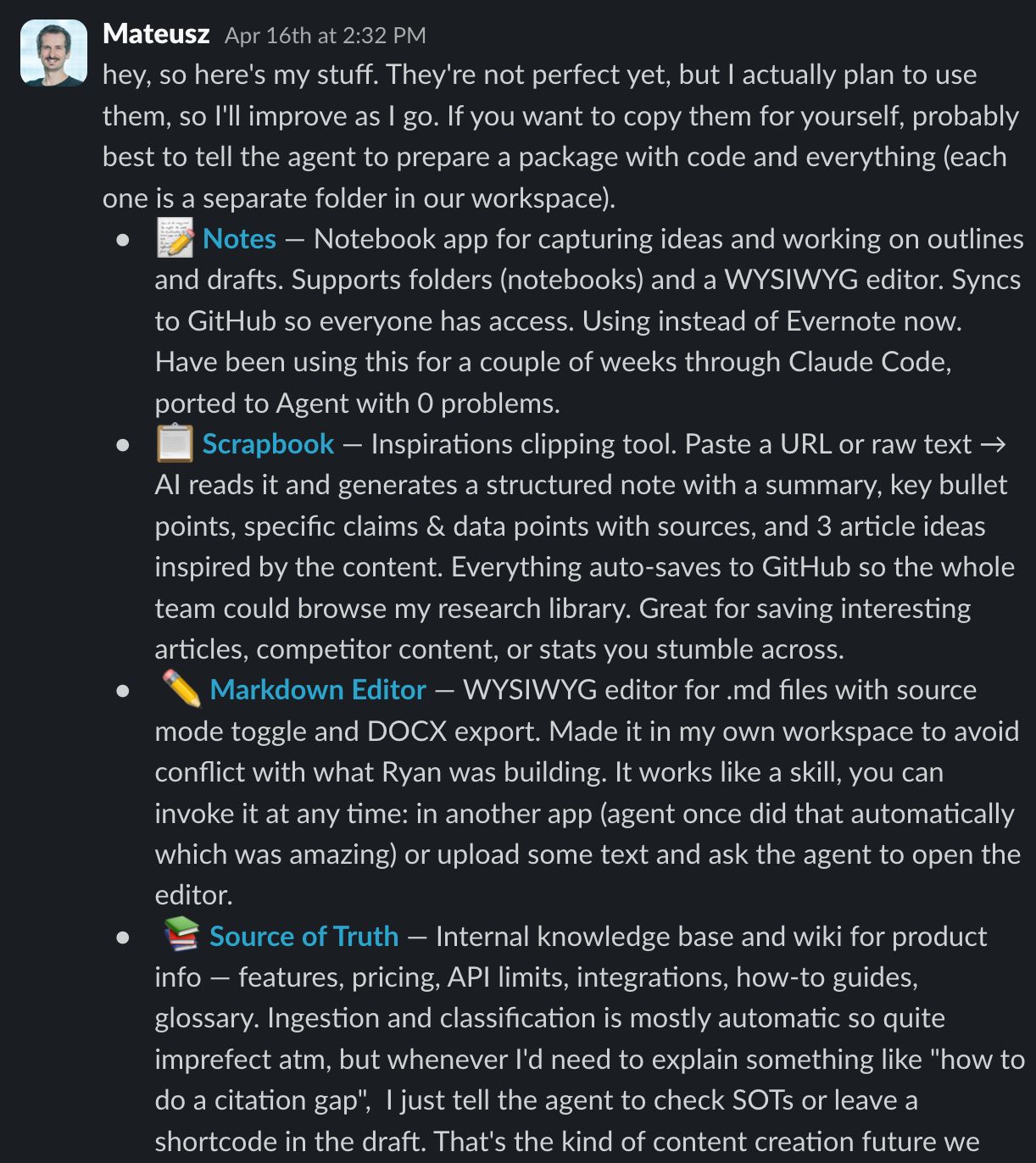 Una conversación de Slack donde Mateusz comparte detalles sobre sus herramientas de productividad personal como Notes, Scrapbook y Source of Truth.