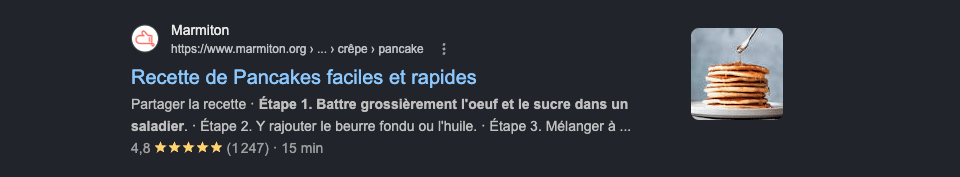 Résultat de recherche web pour une recette de pancakes. Comprend une image de pancakes, une note en étoiles, le temps de cuisson et le nombre de calories.
