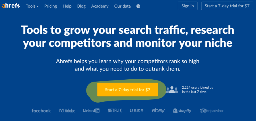 「7ドルで7日間のトライアルを開始」と書かれた大きなオレンジ色のCTAボタンが配置されたホームページのスクリーンショット。
