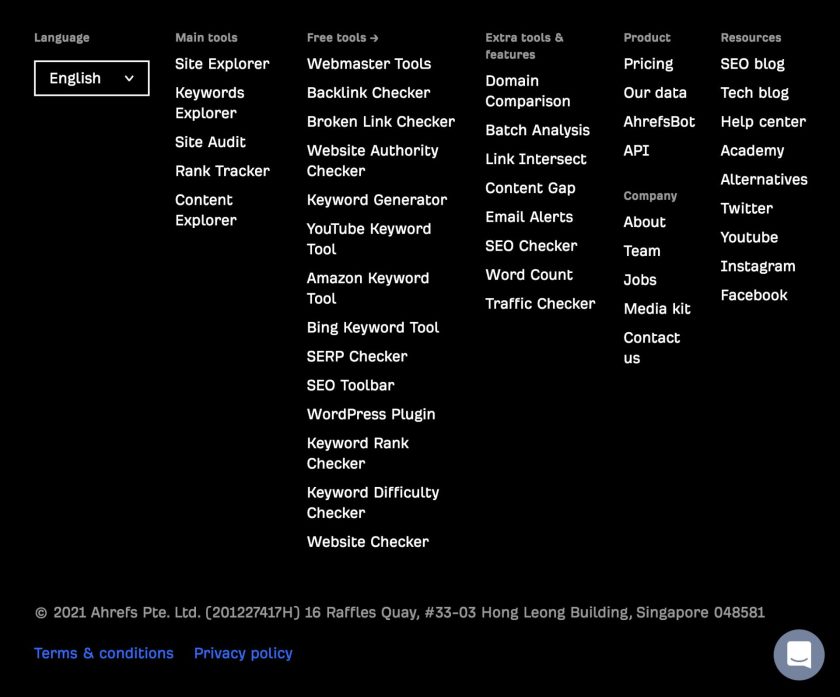 "Ahrefs公式サイトのフッターに主要ページリンクや補足ナビゲーション項目が整理して配置されているスクリーンショット
"
