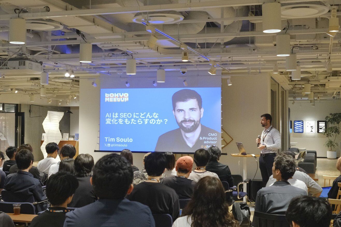 新宿で 5 月 22 日に行われた Ahrefs 初の日本ユーザーミートアップの様子。CMO のティム・ソウロ氏がシンガポールから来日