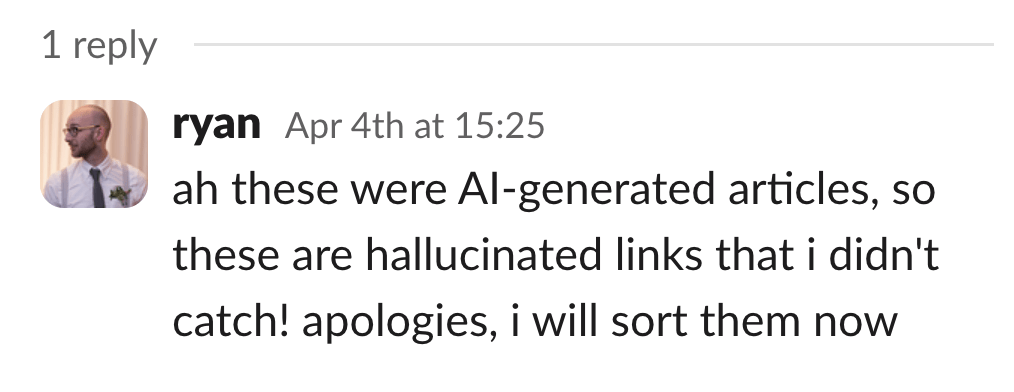 筆者が Slack で、AI 生成記事にハルシネーションリンクが含まれていたと謝罪し、修正すると述べているスクリーンショット