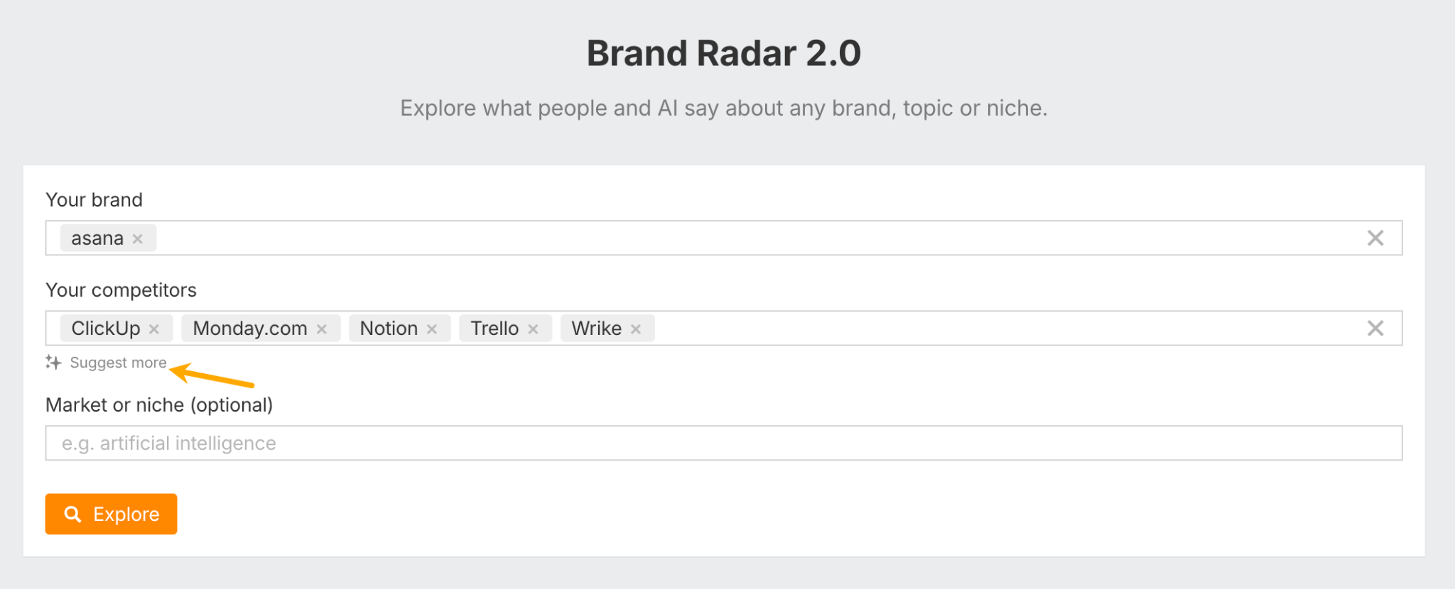 Ahrefs Brand Radar 2.0 のセットアップ画面。ユーザーは自分のブランドとして「Asana」を入力し、「ClickUp」や「Notion」などの競合他社を追加して競合分析を行なっている。矢印は「さらに提案」AI機能を指す。