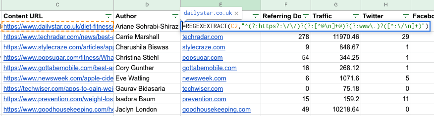 Google スプレッドシートで REGEXEXTRACT 数式を使って URL からドメインを抽出する様子